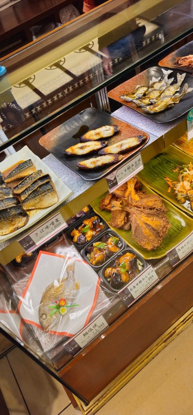 Наш первый день в Токио, и первая экскурсия прошли во главе с милым и очаровательным гидом