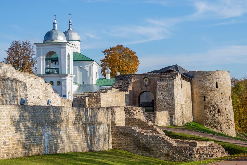 Изборск, Мальская долина и Печоры: автомобильная экскурсия (всё включено)