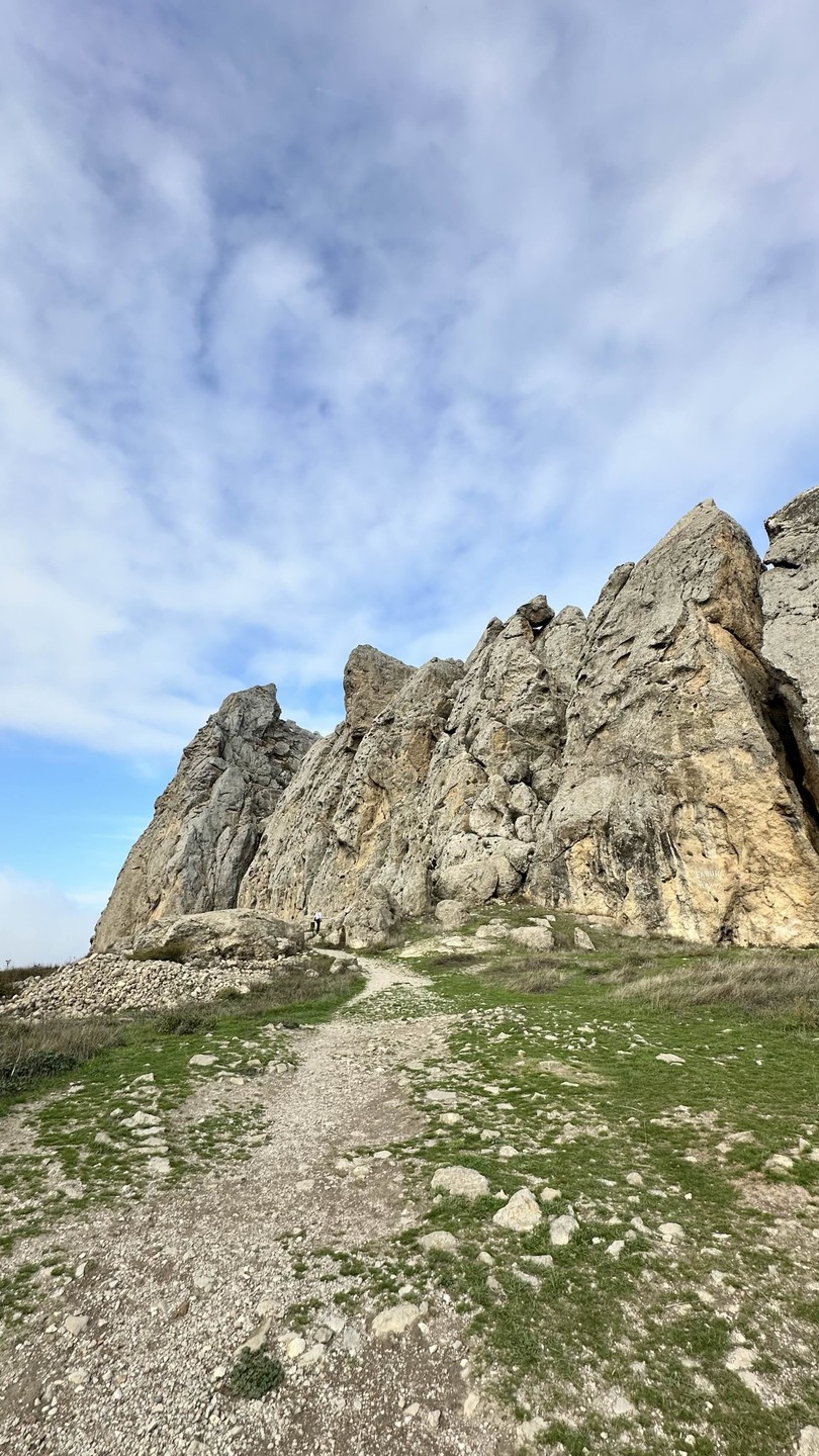 Гора Бешбармаг, «земляная радуга», розовое озеро и дегустация икры (Анна)