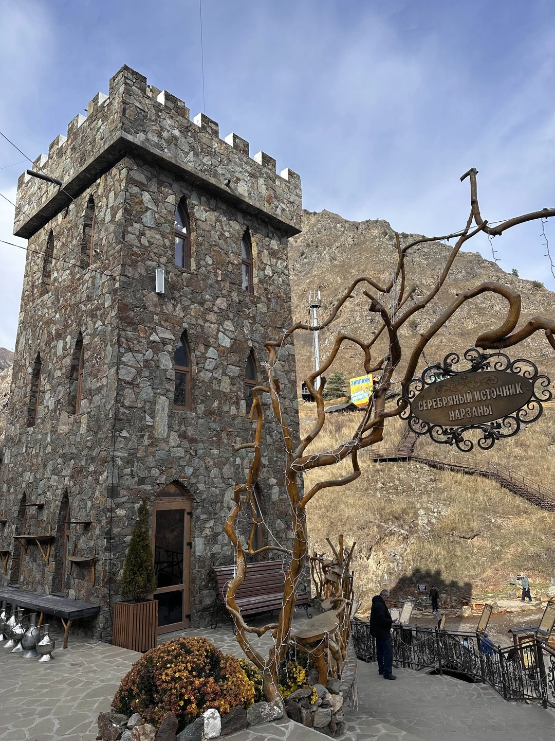 Прекрасный гид Александр, все комфортно, понятно, безопасно. Насыщенно, красивые виды, повезло с погодой, увидели Эльбрус. Поселили