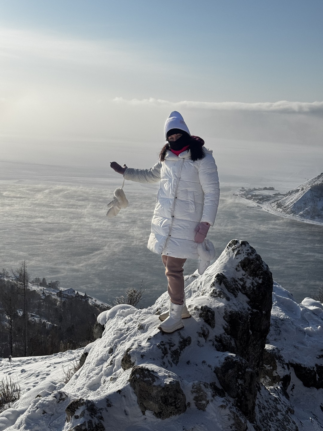 Листвянка — это идеальные «ворота» к величию Байкала, где за пару часов из Иркутска попадаешь в