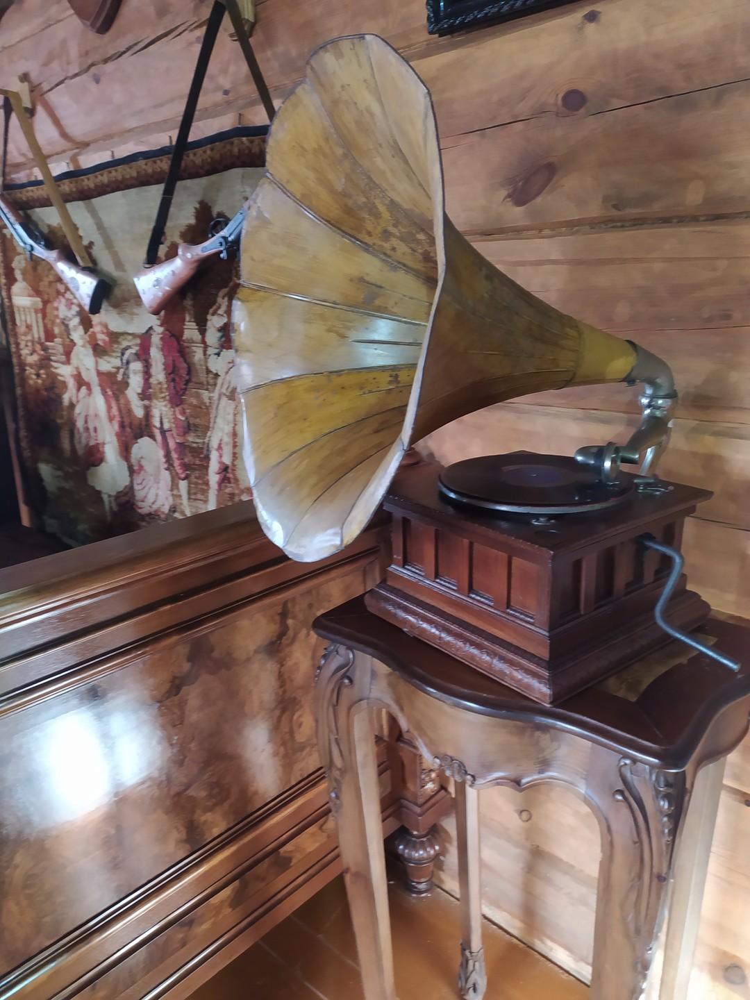 Благодаря замечательному экскурсоводу Индире удалось полноценно и максимально познавательно познакомиться с зимним Байкалом. Понравилась структура самой