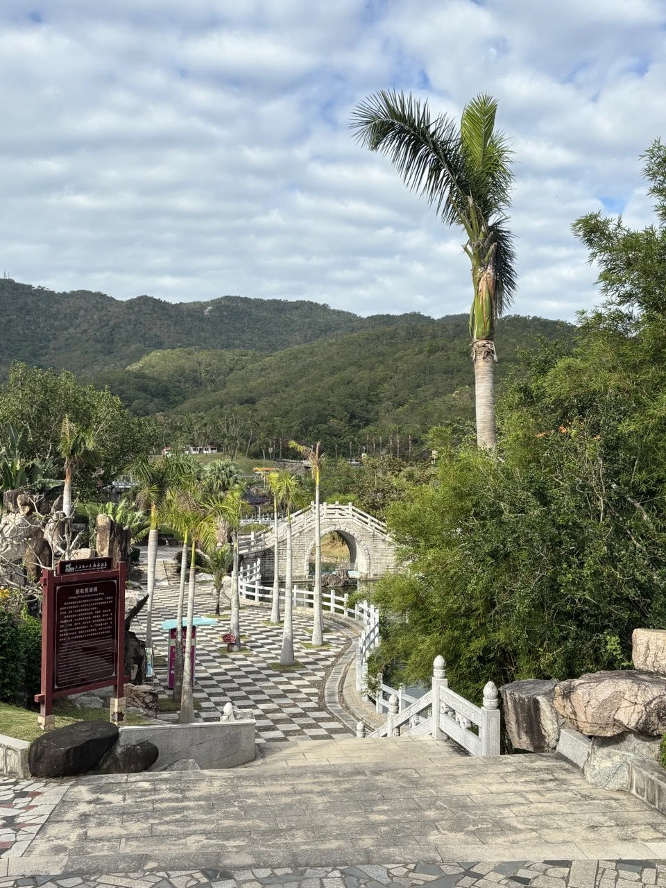 Приехала комфортная машина. Лучше договариваться выезжать в 7 утра, мы выехали в 8, захотели спокойно позавтракать.