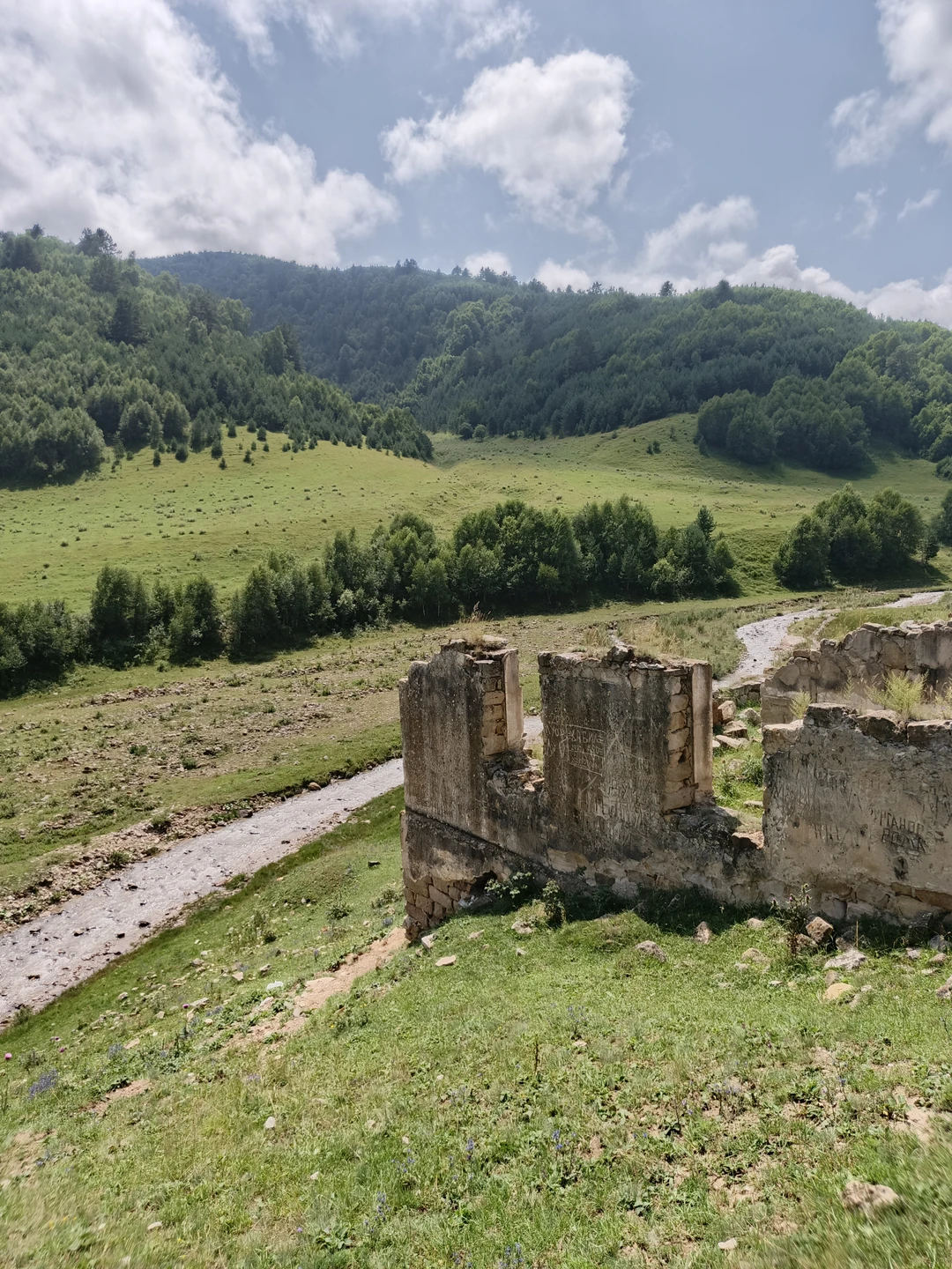 Хочу выразить огромную благодарность гиду Марату за интересную экскурсию. Сегодня я побывала в ущелье Хасаут. Меня