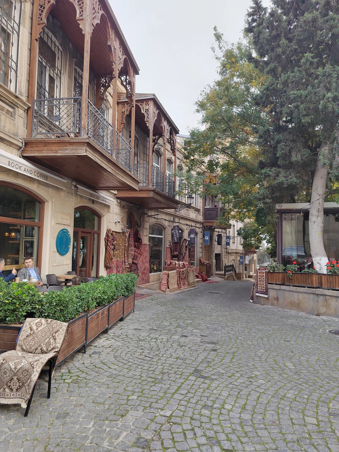 Спасибо прекрасной Сабине, за увлекательную экскурсию по старому Баку! С такой любовью она рассказывает про свой