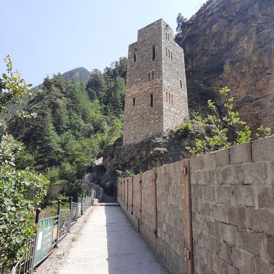 Из Махачкалы — к Языку Тролля, в заброшенный Кахиб и храм Датуна