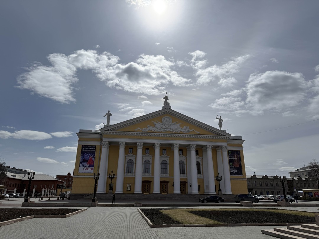 Прекрасная экскурсия с Александром Ермолаевичем! Полные юмора рассказы, истории из жизни города, хороший маршрут! Получили массу