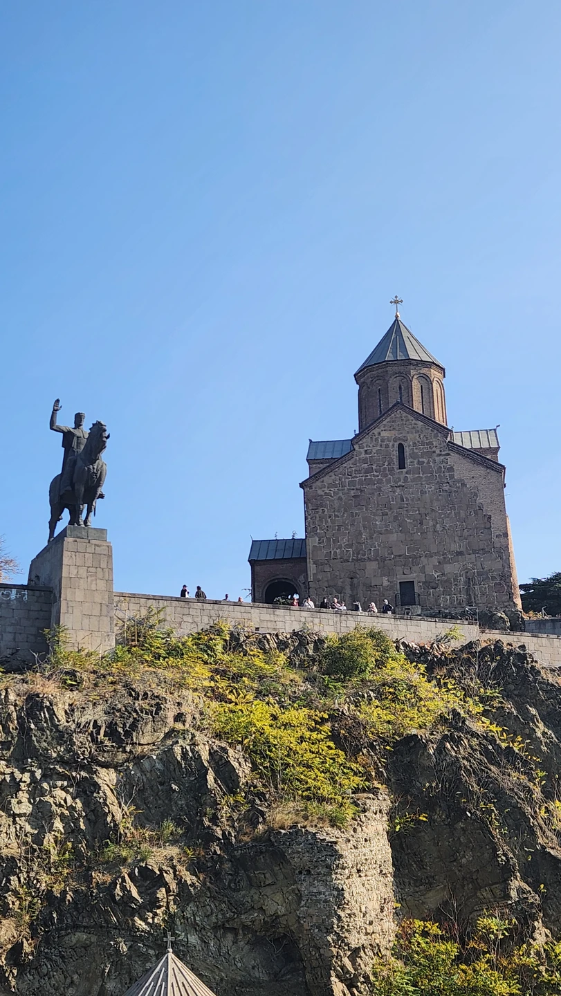 Можно бронировать. Моника была на связи. Помогла занять первый ряд в экскурсионном автобусе. Мы взили еще