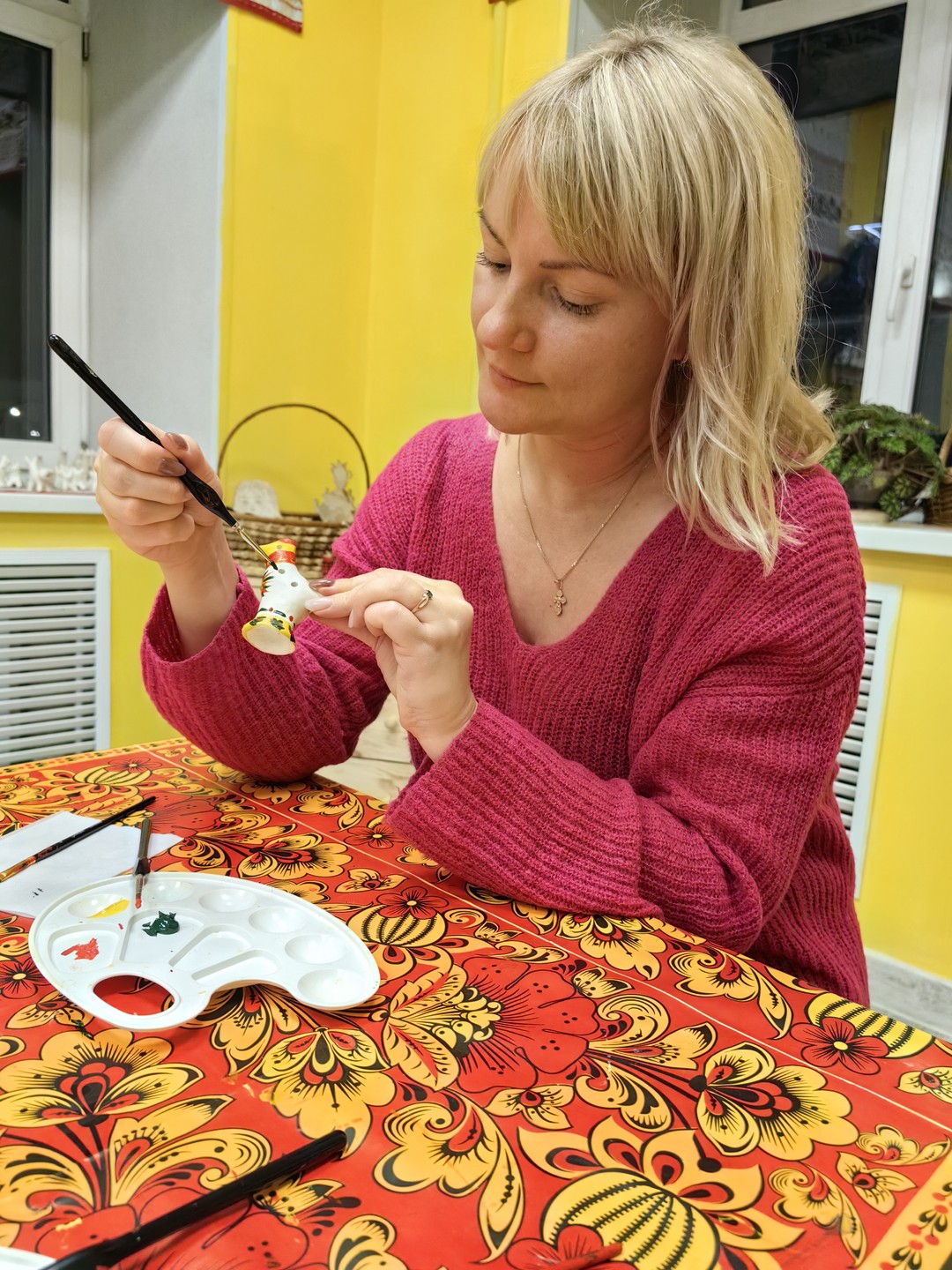 Посетили мастер-класс по росписи филимоновской игрушки всей семьёй. Понравилось и взрослым и детям (9 и 13