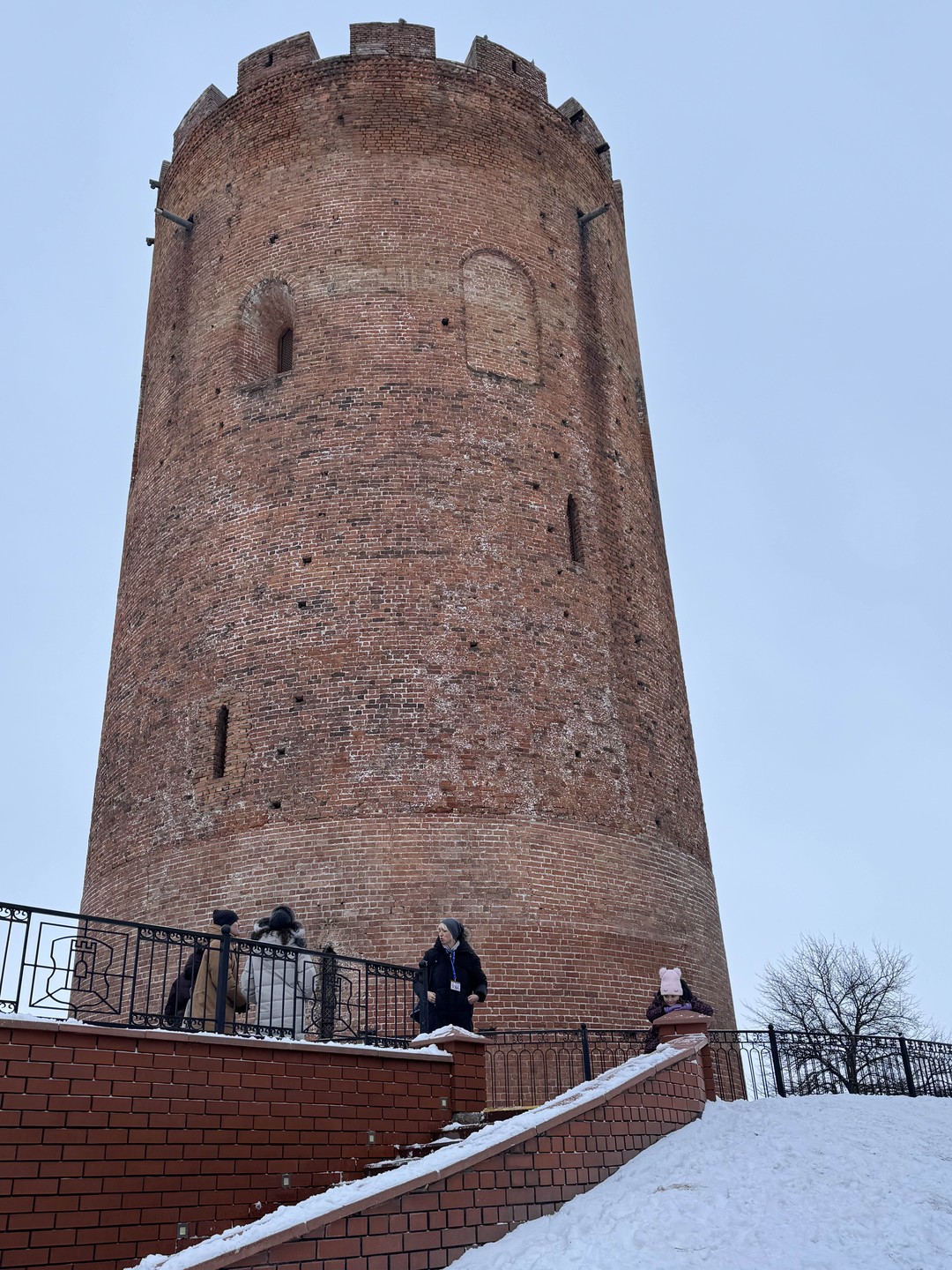 Это одна из самых лучших экскурсий. Организация экскурсии на самом высоком уровне. Автобус новый, теплый и