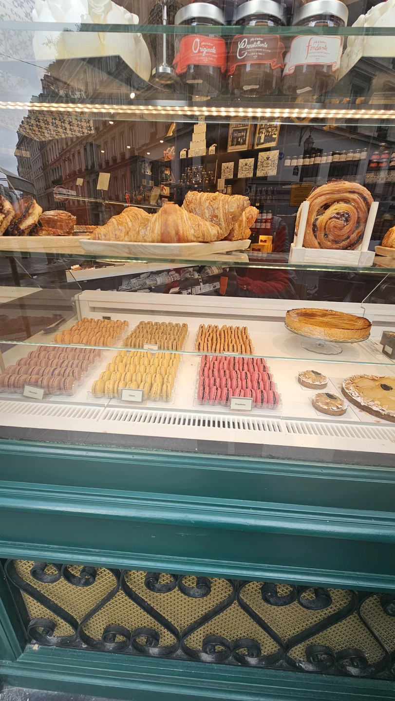 Экскурсию вел Александр. Время прошло шикарно! Очень много узнали о квартале, ходили бы сами, точно 80%