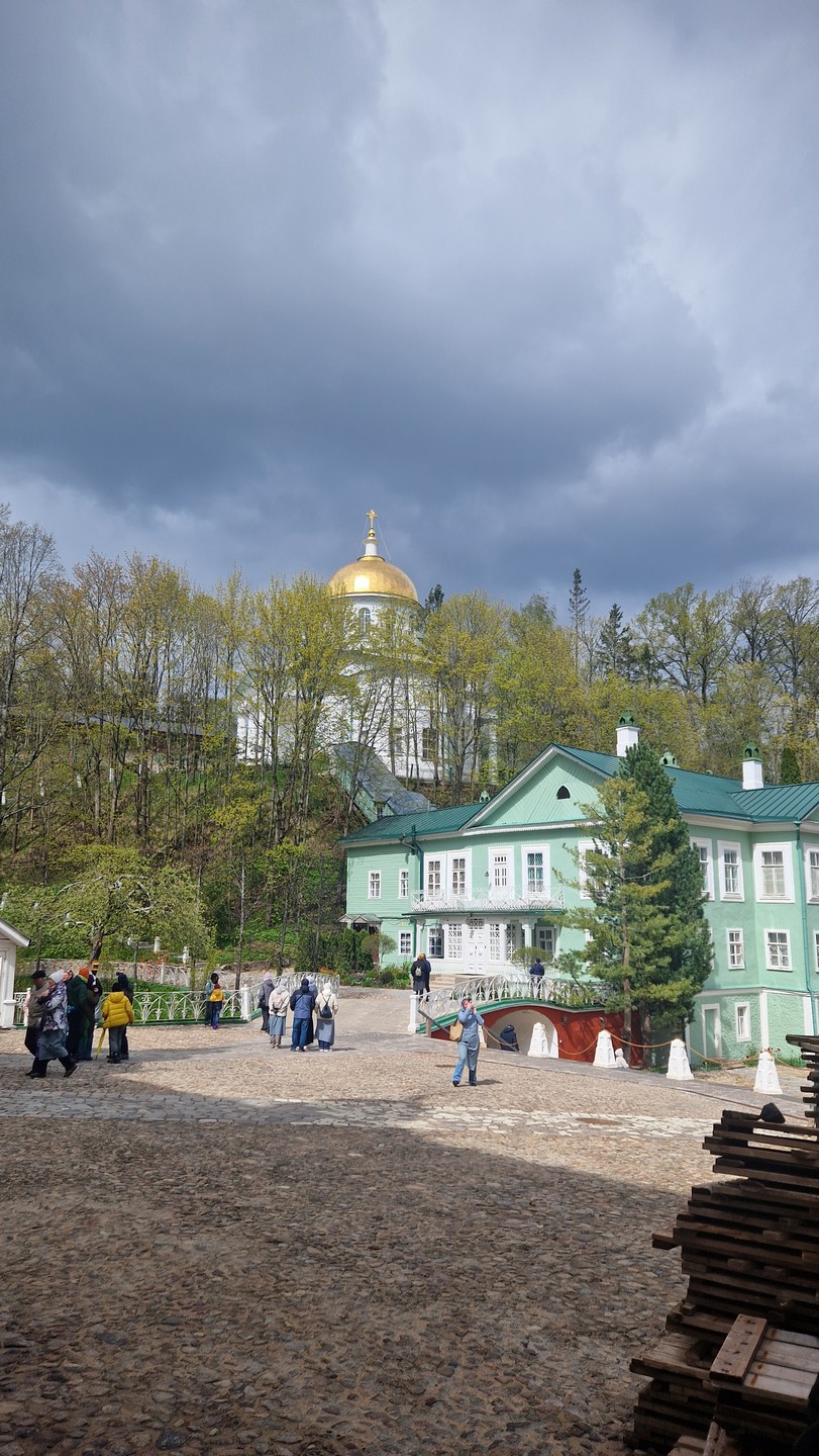 Спасибо большое экскурсоводу Александру, очень глубокие и широкие по охвату знания об истории Псковской земли, Псково-Печерский