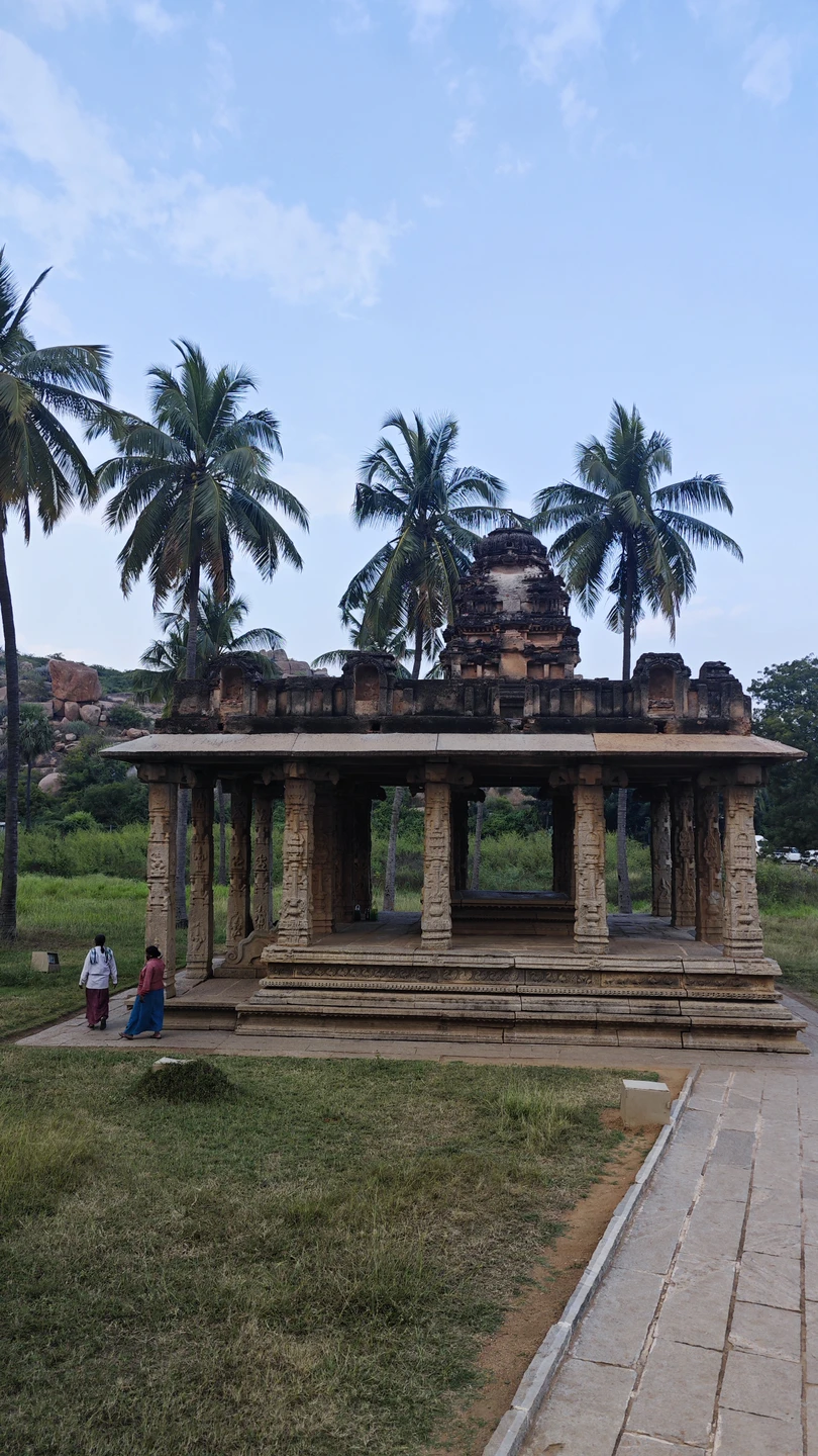 В Хампи была второй раз. 10 лет назад получила яркие впечатления, которые захотелось обновить) И это