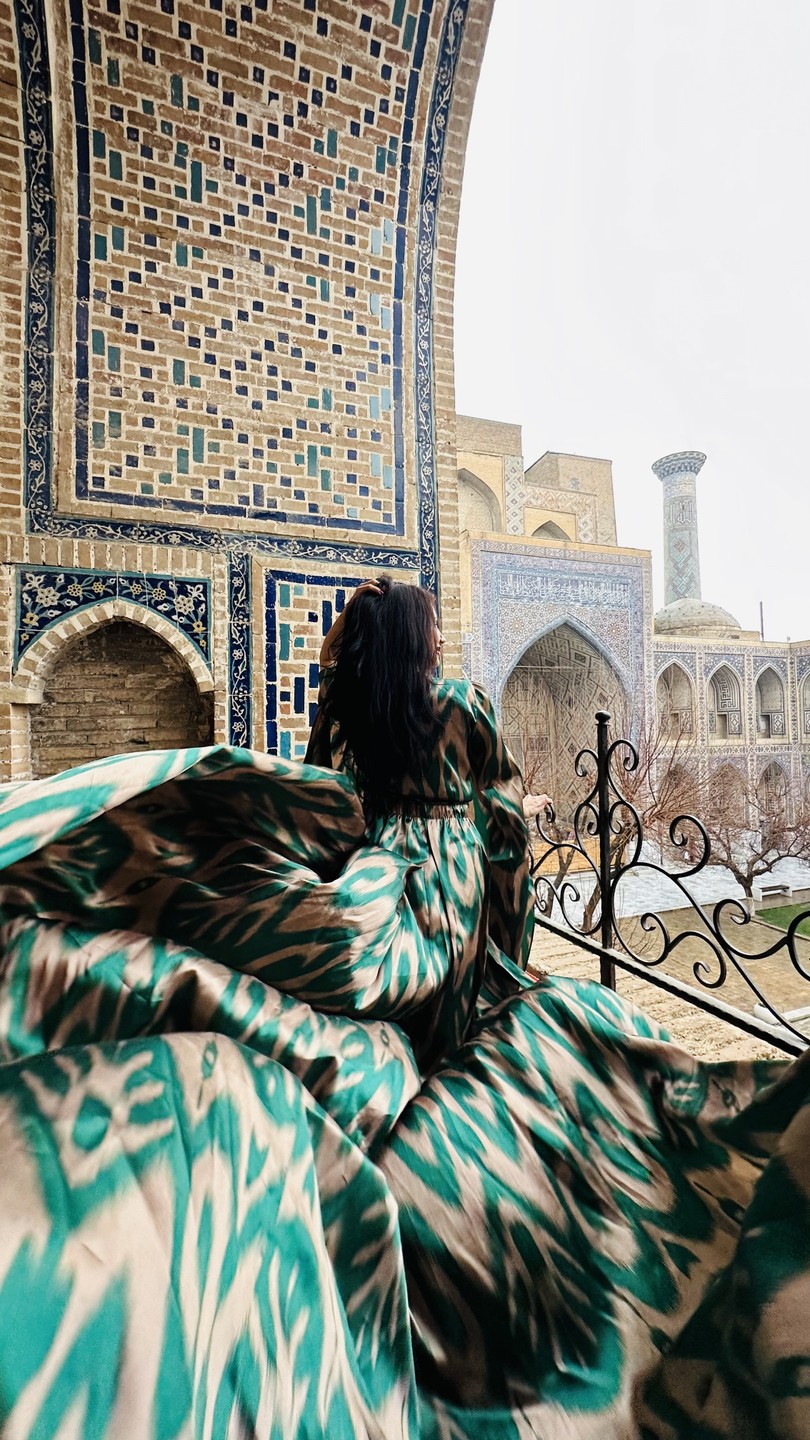 Я в восторге от фотопрогулки и фото ❤️ мне дали прекрасное платье, все по размеру, фото получила быстро + еще и информация про Регистан. Рекомендую!