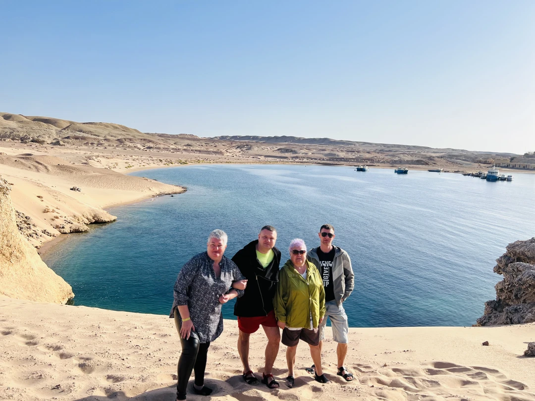 Отличный гид, рассказывает все хорошо, показал шикарные локации! Всем рекомендую. Забрал с отеля вовремя, все показал