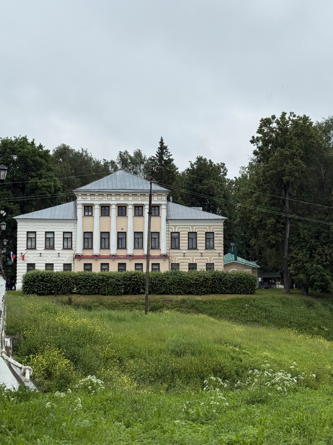 Несмотря на проливной дождь все прошло великолепно! Прекрасная подача информации нас покорила, а красота и история