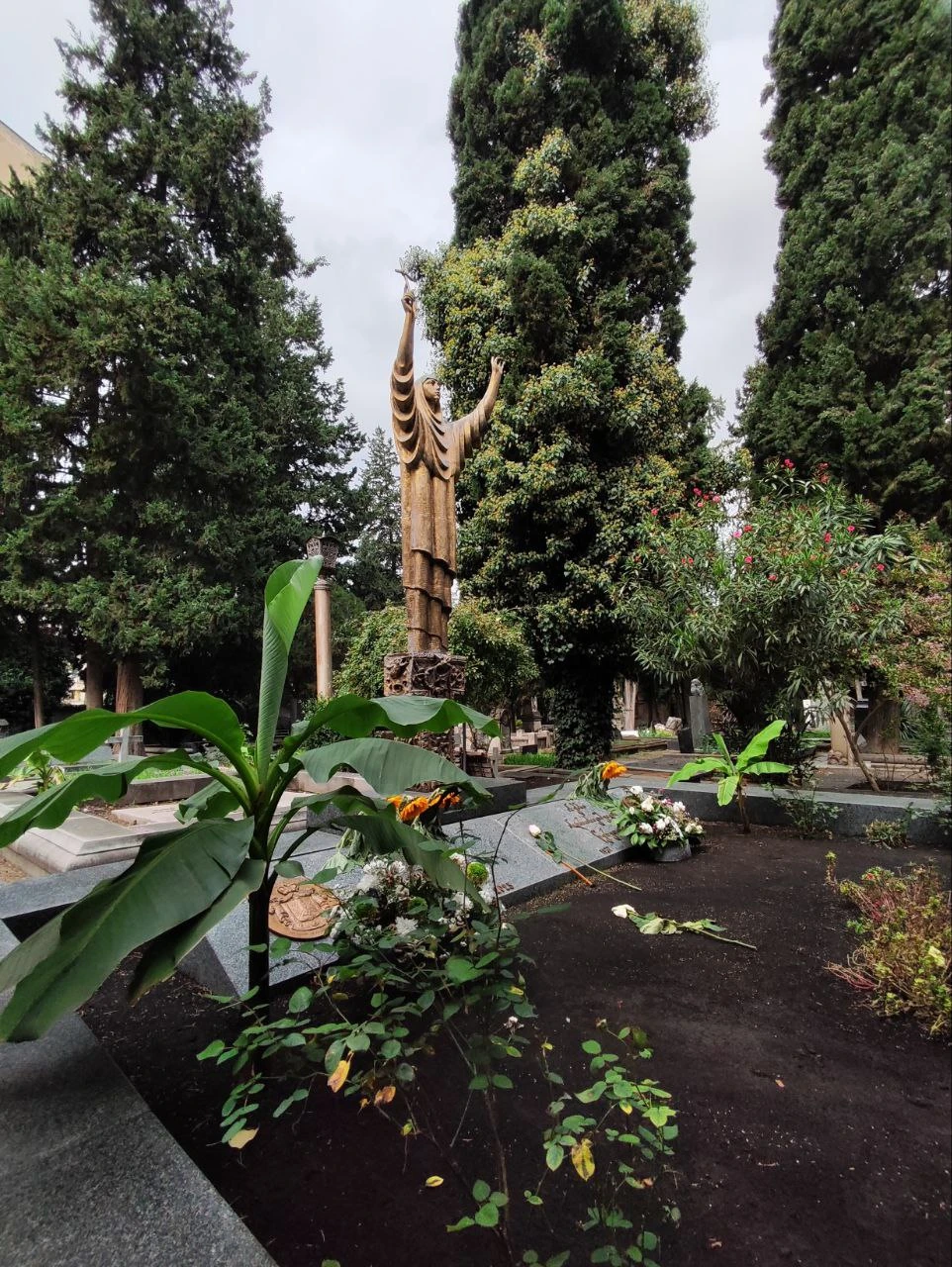 Обожаю эстетику кладбищ! Но путешествие по кладбищам Тбилиси позволило не просто посозерцать, а буквально прикоснуться к