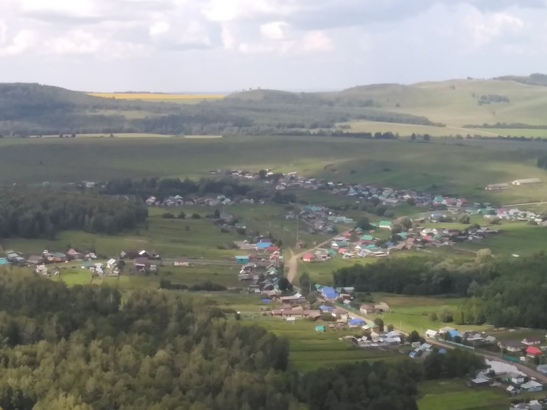 Какой чудесный был день! При входе в ущелье нас ждал небольшой сюрприз- мостик, размытый речкой Зиган.