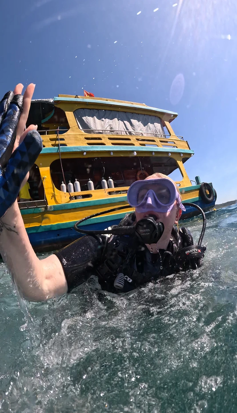 Это вау по всем показателям: и красота подводного мира, и преодоление своих страхов, и общение с очень увлечённым заряженным человеком!