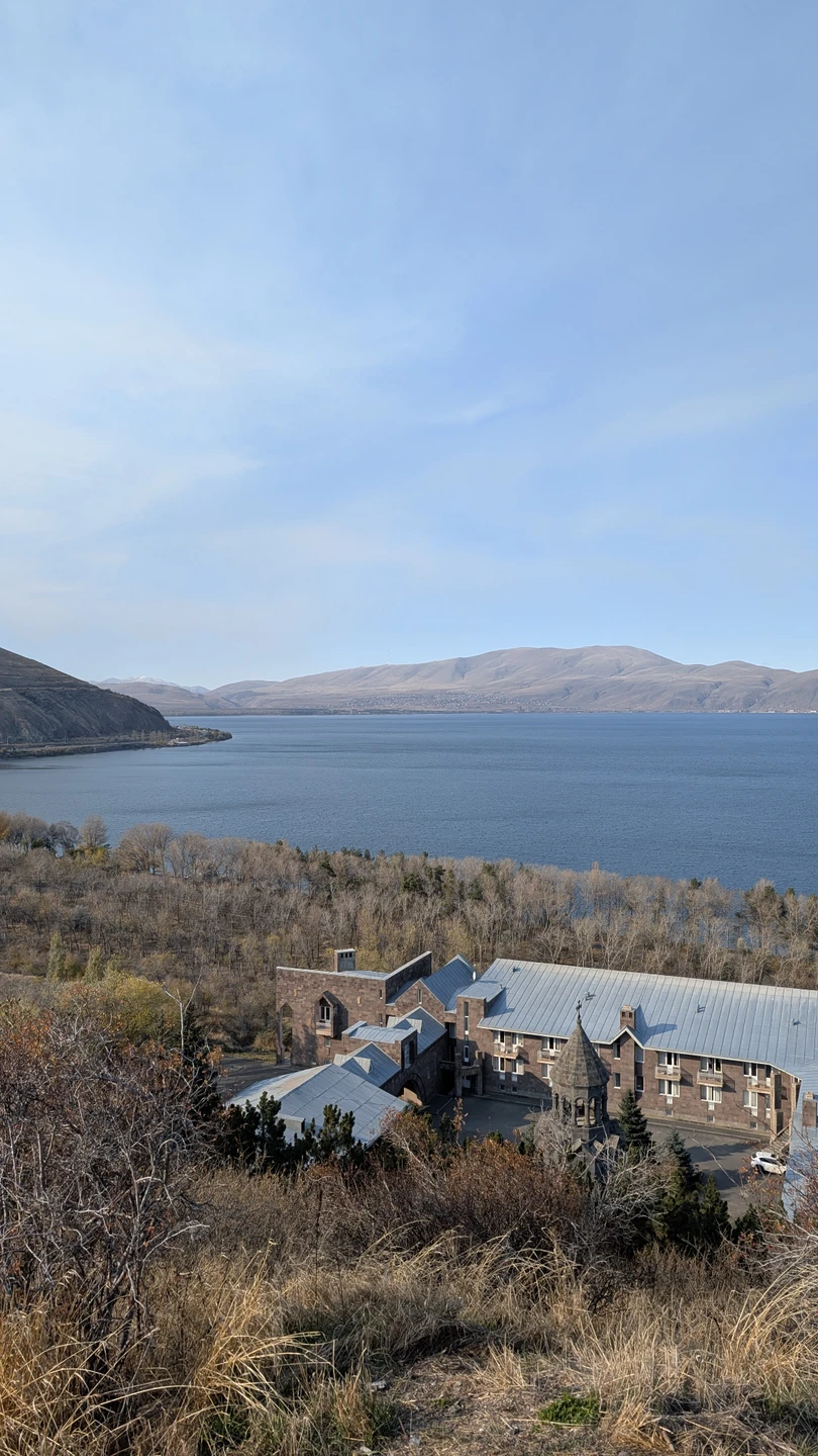 С нашим экскурсоводом Николаем было комфортно, а его рассказ про историю Армении был очень интересным. Озеро