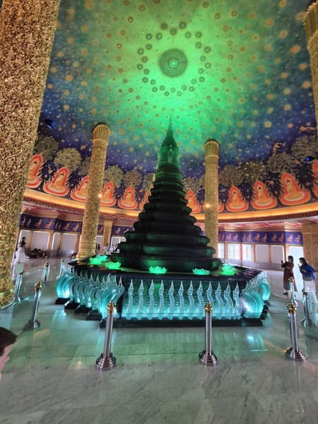 Спасибо огромное Яне за экскурсию! Побывали в красивом комплексе храмов, прокатались на лодочке, прогулялись по необычной