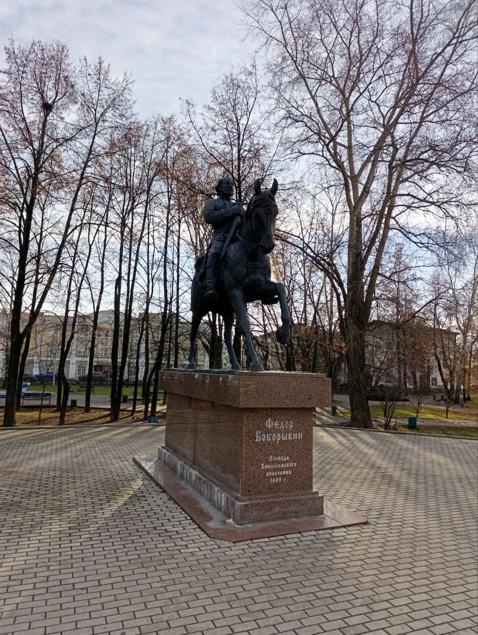 Прогулка по Кинешме получилась замечательной! Действительно неспешной и очень познавательной. Юлия прекрасный рассказчик, любящий и знающий