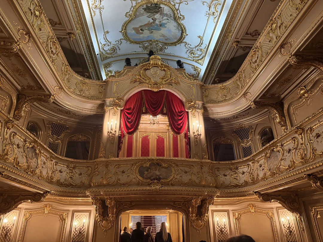 Фантастическое путешествие по историческим местам Петербурга