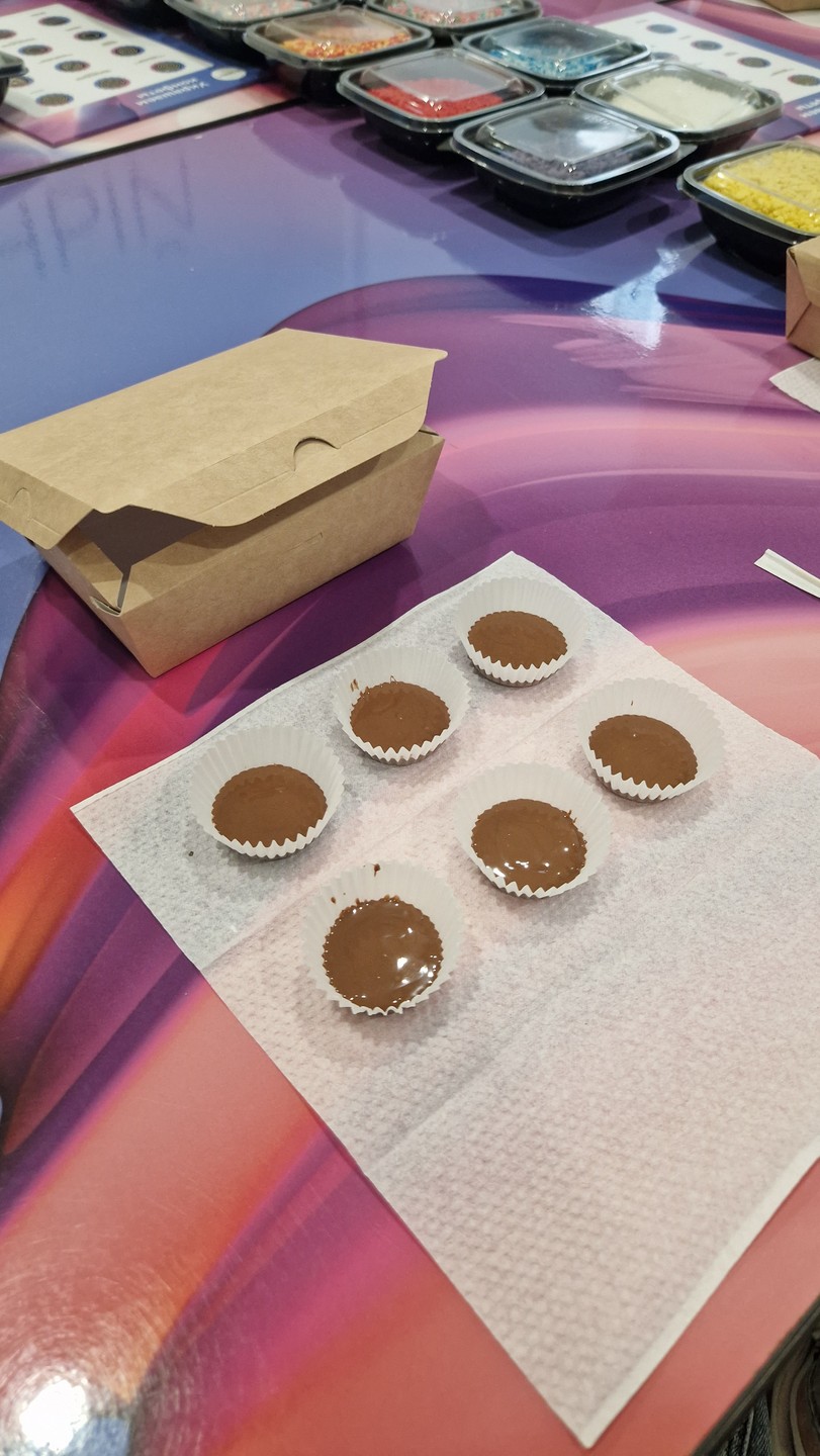 Приятный и интересный мастер-класс, который увлечет как детей, так и взрослых. Шоколад очень вкусный! С удовольствием