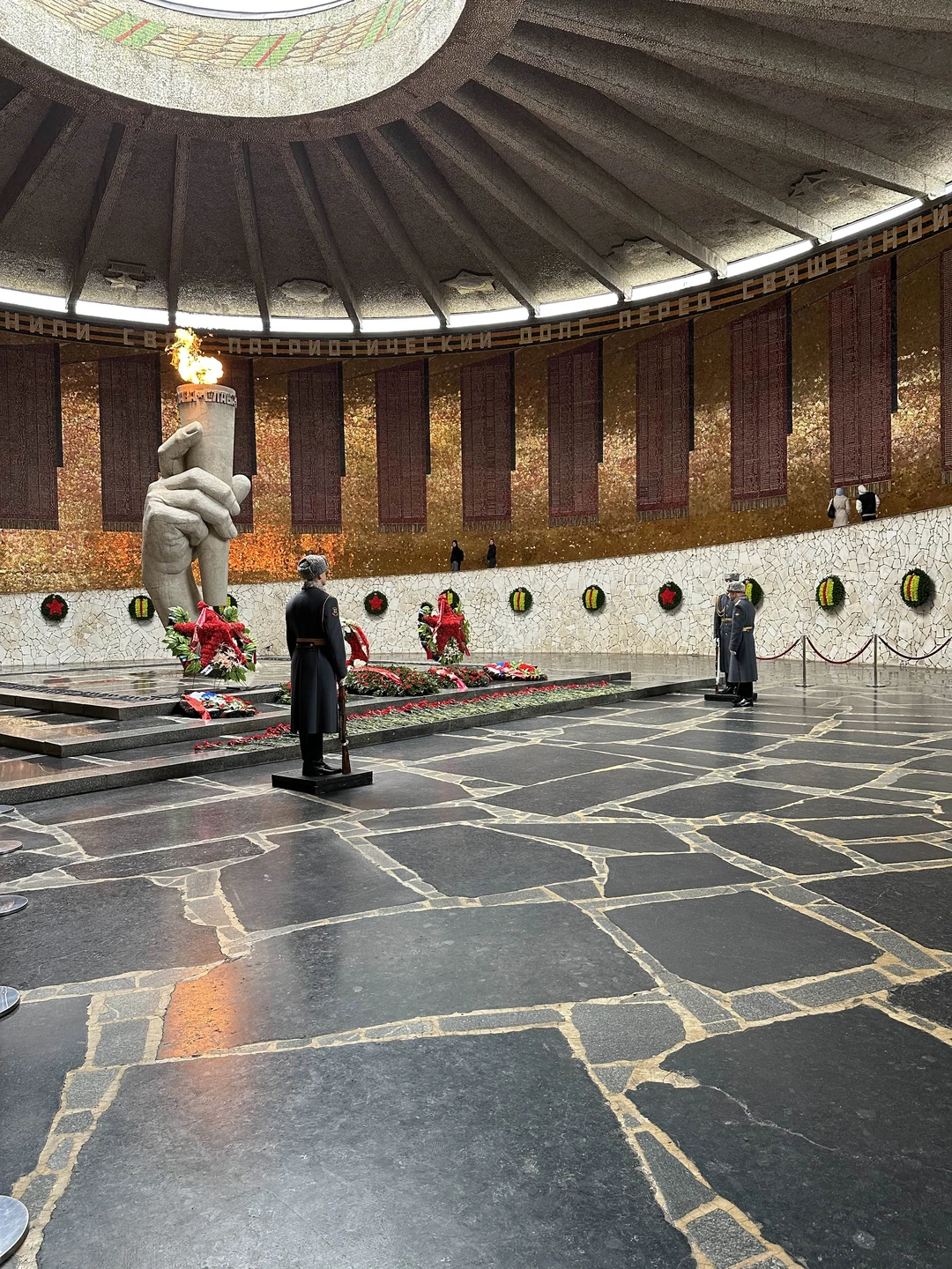 Однозначно рекомендую данную экскурсию! Мы сходили на Мамаев курган сначала сами, просто погуляли, все посмотрели, но