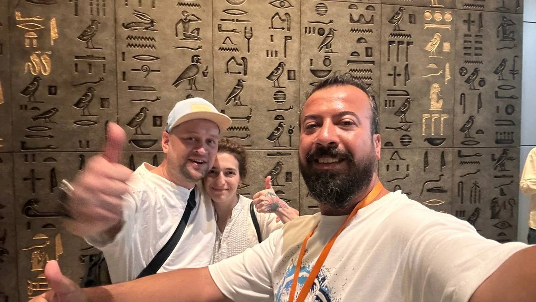 Безмерно благодарны нашему гиду Махиру. Два дня мы провели на экскурсиях на пирамидах в Гизе и в храмовом комплексе Сакары, и в Новом музее Египта