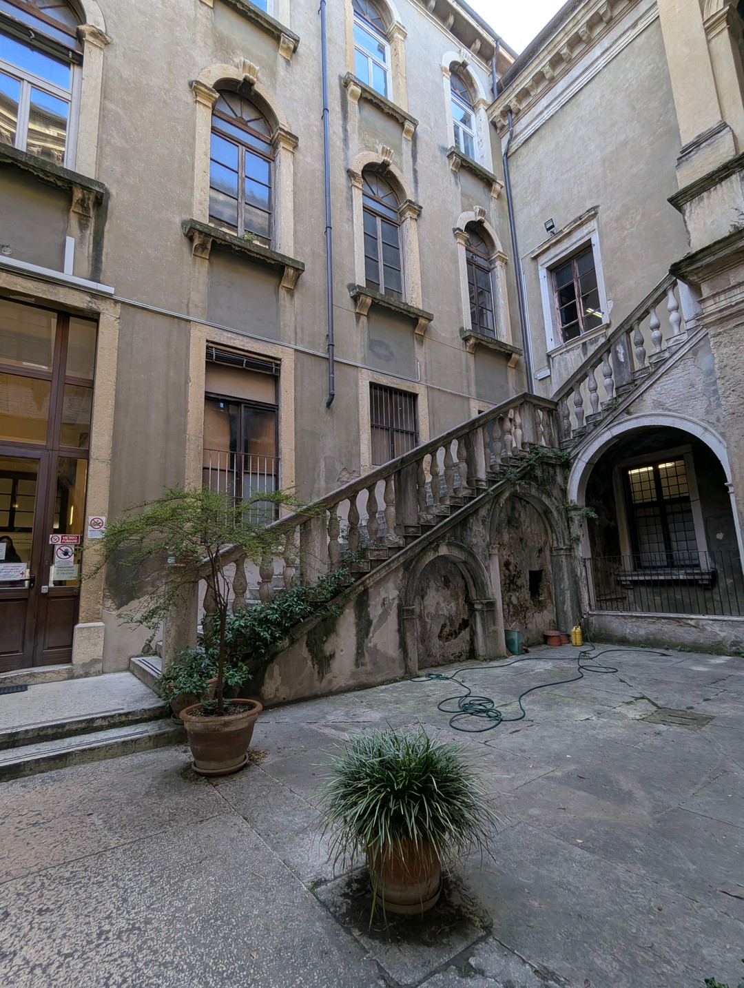 Нам невероятно повезло с гидом. Евгений Итальянец, говорящий по русски и знающий ещё несколько языков, прекрасно