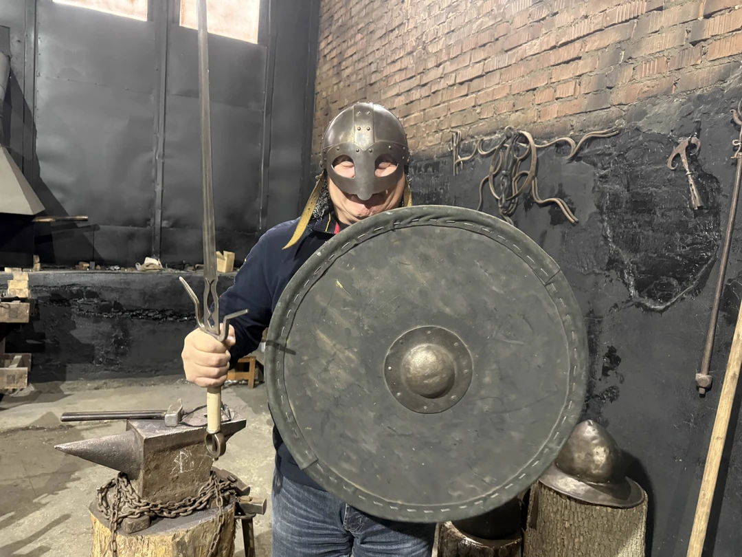 Потрясающий мастер-класс. Муж в восторге, кузнец Александр настоящий профессионал, очень интересно рассказывал, мы успели сковать несколько