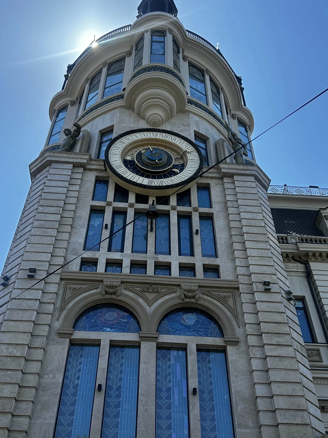 У нас был гид Малхаз, сразу на двух языках рассказывал про города, истории каждой достопримечательности, нам