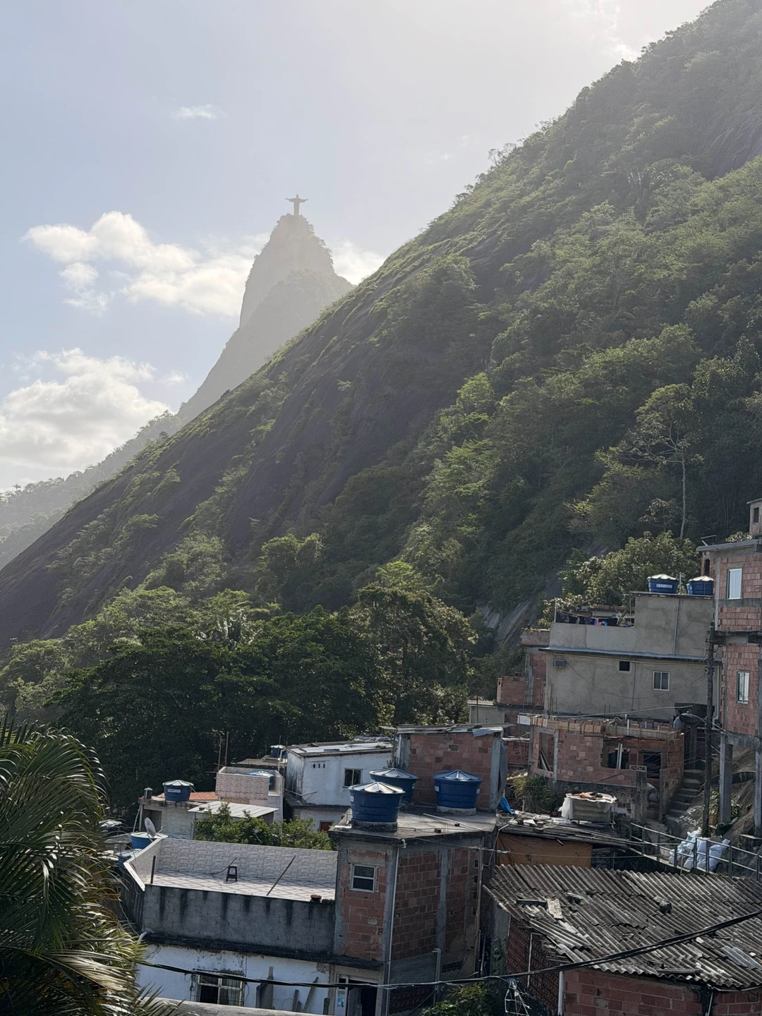 Нашим путеводителем по Рио была Оксана, приятная сеньорита, вхожая в фавелу Санта Марта и отлично ориентирующаяся