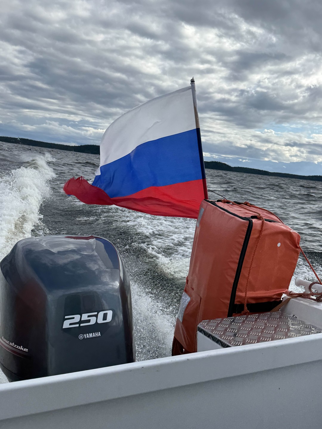 Капитан посудины Ньерд, в шлеме нибелунгов, бонусом рассказал местную легенду о прожорливом медведе обитающем на Ладожских