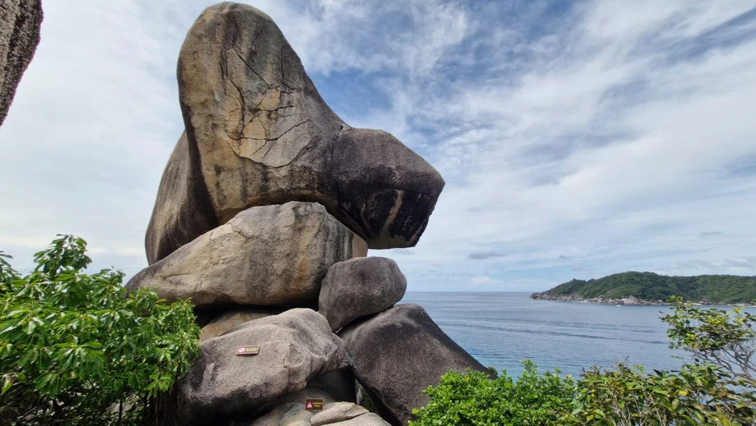 Красивое атмосферное место. Белоснежный песок и голубая вода
