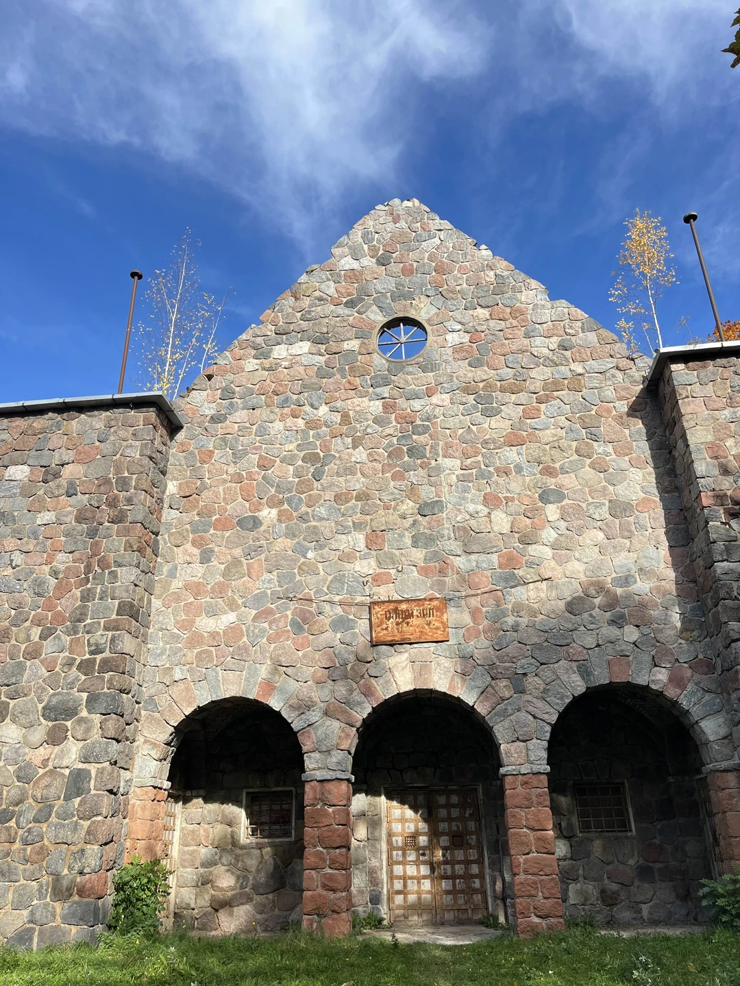 Экскурсовод Ирина просто замечательный, все понравилось. Конечно очень печально смотреть на утрачиваемые здания, но опять же