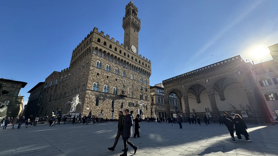 Саша невероятный эрудит, знаток и любитель Флоренции. Экскурсия нам очень понравилась. Было много деталей, истории, имен