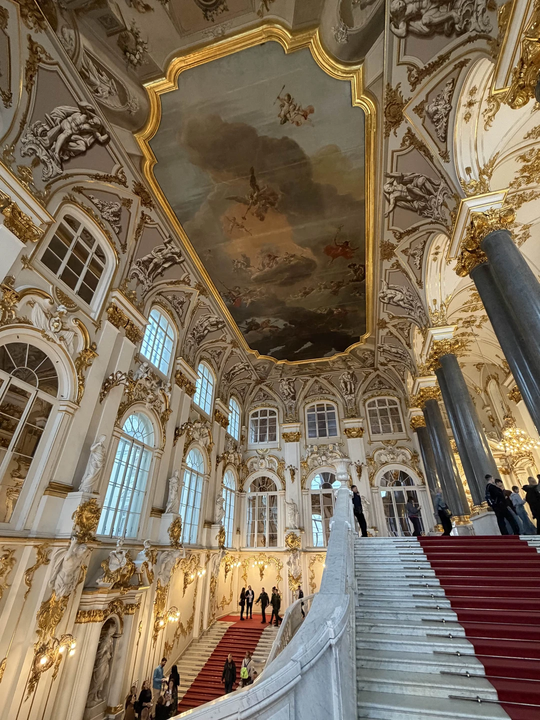 Спасибо огромное Марии. Это лучший экскурсовод по Эрмитажу. Все содержательно, чисто по нужным знаковым местам. Описание