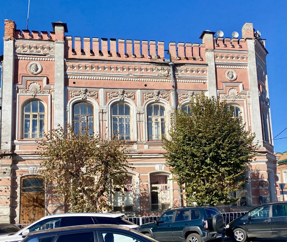 Захватывающая экскурсия. Гид Елена Георгиевна обращает ваше внимание на архитектурные детали, придающие неповторимость каждому из зданий.