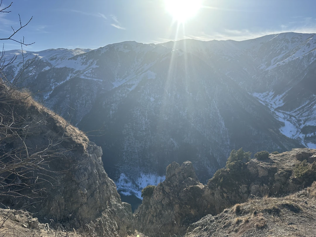 组织者并没有提前一天通知我，第二天的游览路线有变化，是导游接到我之后，我才知道改变了游览路线。但是导游Сулумбек很热情，负责，也很有耐心，我当天身体不太舒服，也没有睡好，导游知道后，让我自己在最后一排可以休息，还贴心的给我找了抱枕让我可以躺着休息，每到一个景点都会询问我是否好些了，是否要去游览这个景点？还贴心的带我们去当地的市场购买当地的食物，真的好便宜，而且还吃到了之前没吃过的当地食物。整体是十分开心的，给导游点赞！