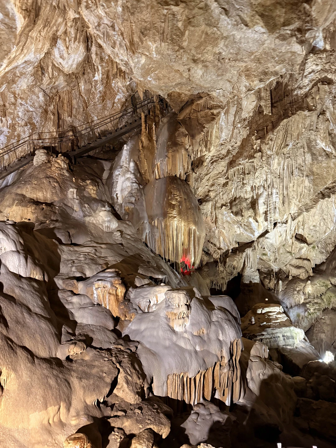 Экскурсовод- приятная девушка. Рассказывает и показывает. Пещера завораживает. Виды прекрасные. В целом все понравилось. Дегустация вина, сыра
