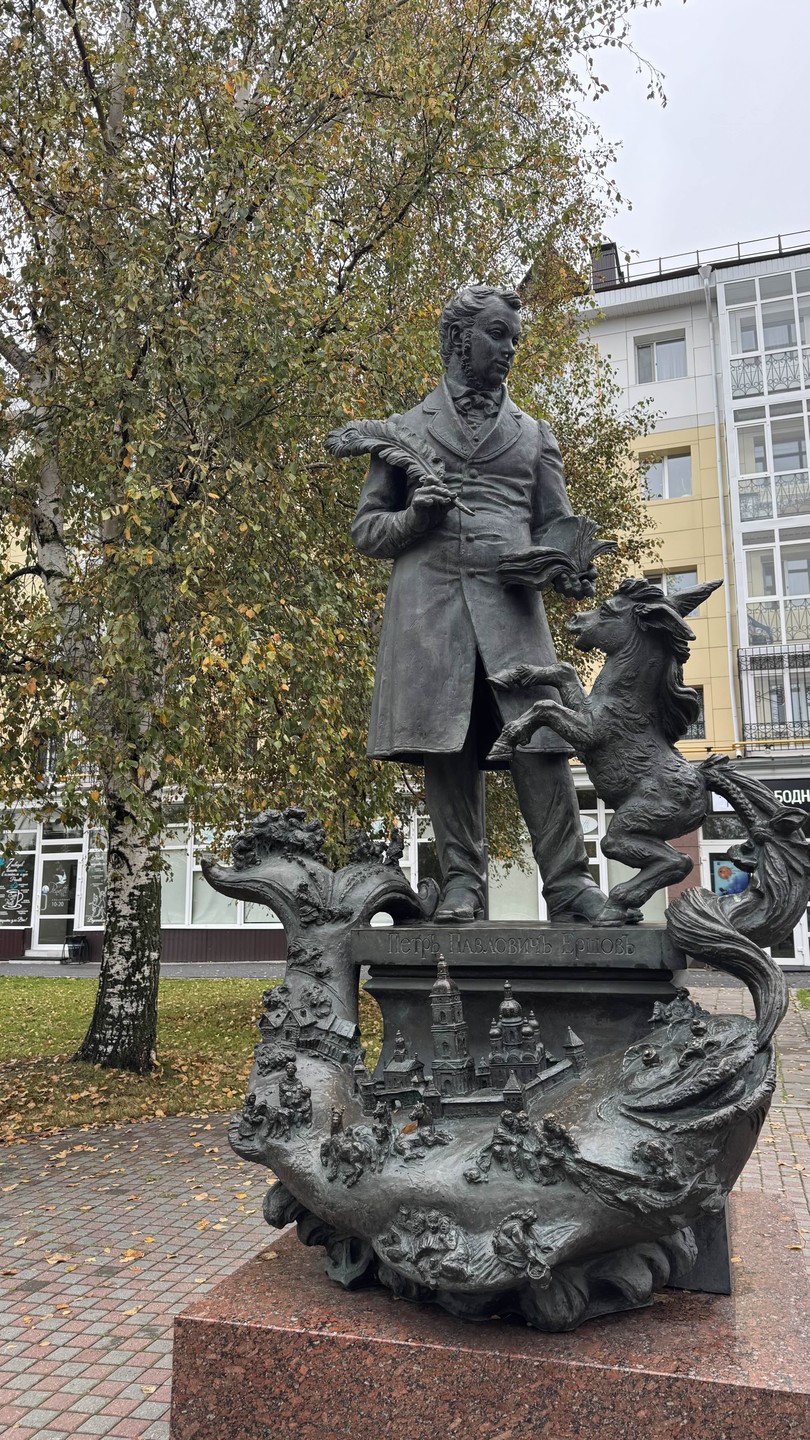 Экскурсовод Людмила очень любит свой город, это чувствуется в каждом ее слове, жесте и интонации
