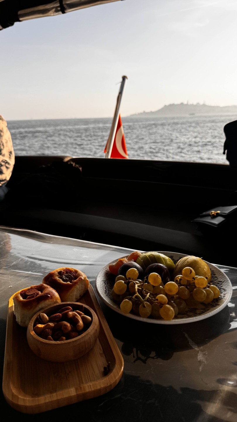 Групповая яхтенная прогулка по Босфору днём или на закате (Юлия)