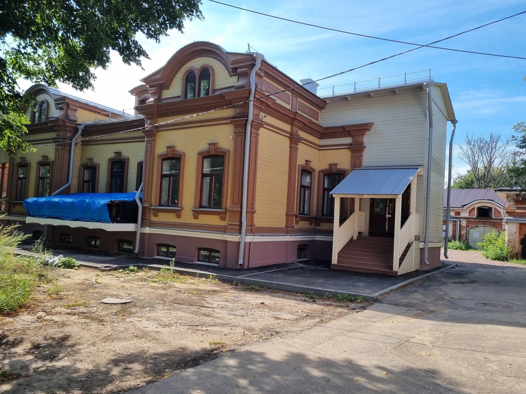 Экскурсовод Виктория великолепно знает свой город,помимо заявленных в экскурсии локациях рассказывала нам историю зданий,которые мы проходили.