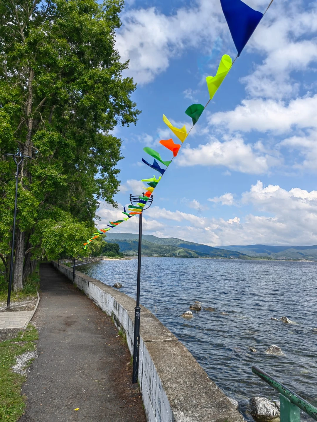 Это была наша вторая экскурсия с Еленой (первый раз ездили в Аршан). Я так рада, что