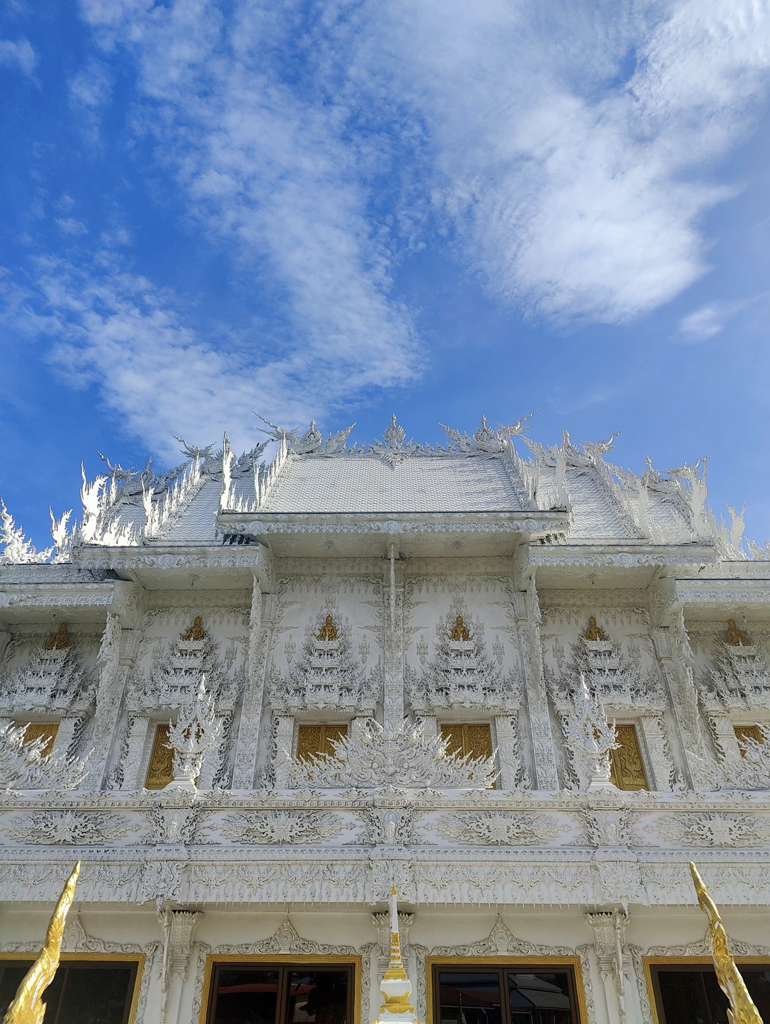 Владимир провёл чудесную экскурсию по буддистским храмовым комплексам и интересным местам. Ездили в комфортабельном авто с