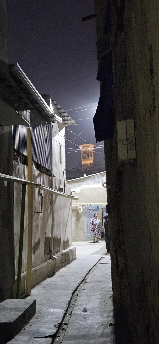 Армен - потрясающий рассказчик! 3 часа пролетели незаметно. Мы прошли по центру Бухары, совмещая известные достопримечательности