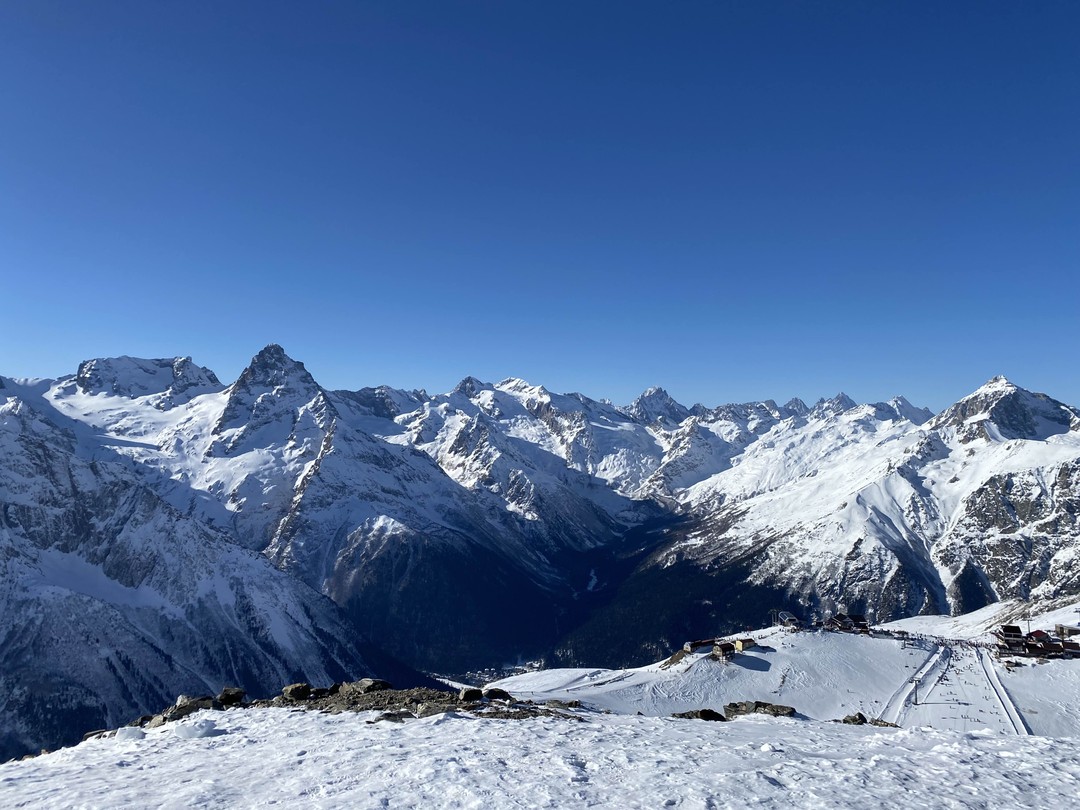 Отличная однодневная экскурсия на Домбай. Сопровождал нас в январе 2026 гид Темирлан, он погрузил в историю