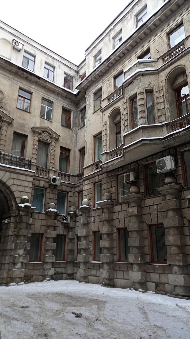 Секреты и лабиринты Петроградской стороны: дворы, парадные, легенды (Таиса)